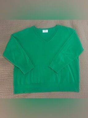 Old Navy Women’s Bright Green Lightweight V-Neck Sweater